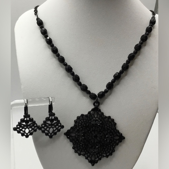 AVON BLACK FILAGREE PENDANT BEADED NECKLACE PIERCED EARRINGS SET GOTH - Picture 1 of 3